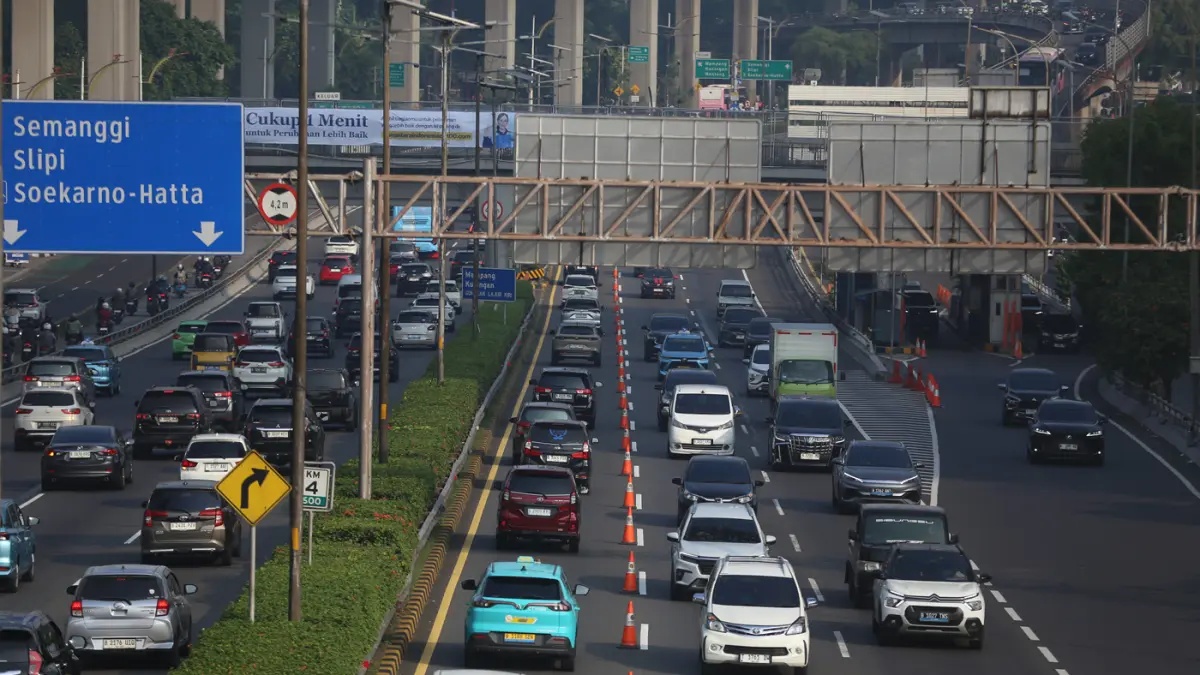 Sejumlah kendaraan melintas saat penerapan rekayasa lalu lintas lawan arah atau contraflow di ruas Tol Dalam Kota, Kawasan Pancoran, Jakarta, Senin (6/7/2026). (Dery Ridwansah/ JawaPos.com)