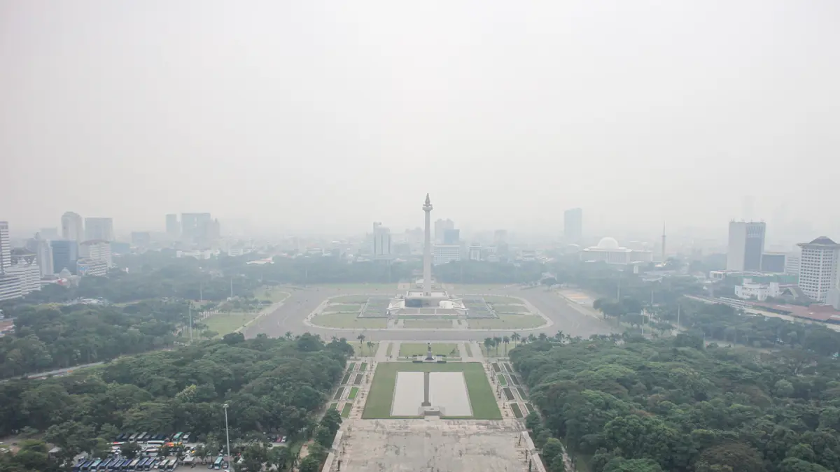 Sejumlah warga melihat Tugu Monas dari Perpustakaan Nasional, Jakarta, Selasa (07/07/2026). (Hanung Hambara/Jawa Pos)