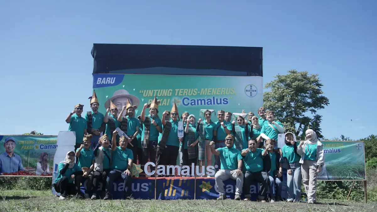 Tim Bayer Indonesia saat peluncuran Camalus di Desa Mardinding, Kabupaten Simalungun, Sumatra Utara (6/7).