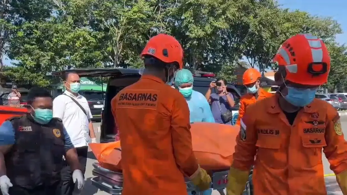 Tim SAR berusaha mengevakuasi jasad perempuan yang terjebak dalam mobil di parkiran Bandara Juanda, Sidoarjo, Rabu (24/6). (Humas Basarnas Surabaya) - Image