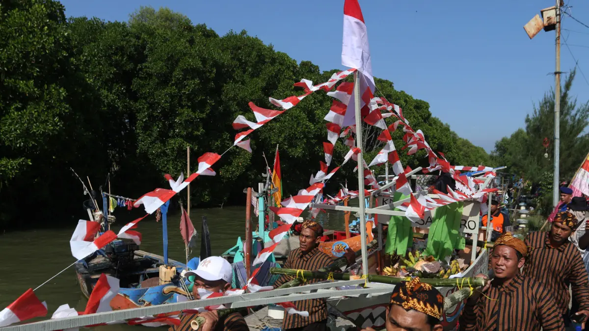 Sedekah laut nelayan Mangunharjo Semarang - Image