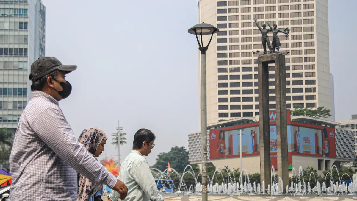 Warga memakai masker saat beraktiritas di luar ruangan di sekitar Bundaran HI, Jakarta, Selasa (07/07/2026). (Hanung Hambara/Jawa Pos)