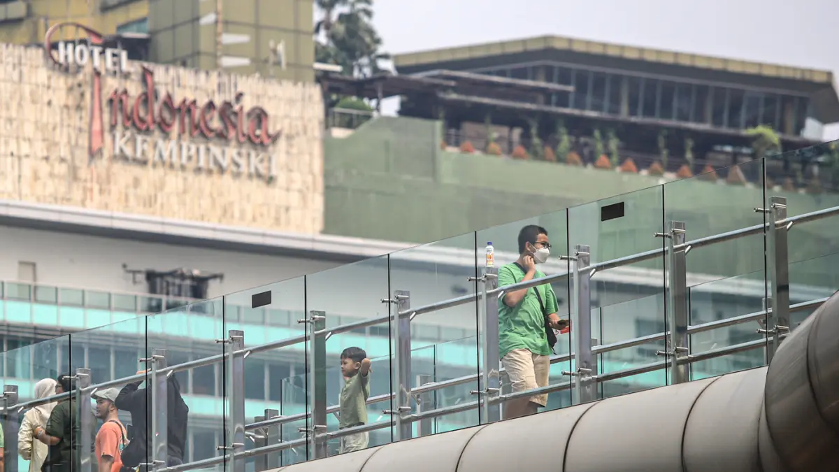 Warga memakai masker saat beraktiritas di luar ruangan di sekitar Bundaran HI, Jakarta, Selasa (07/07/2026). (Hanung Hambara/Jawa Pos)