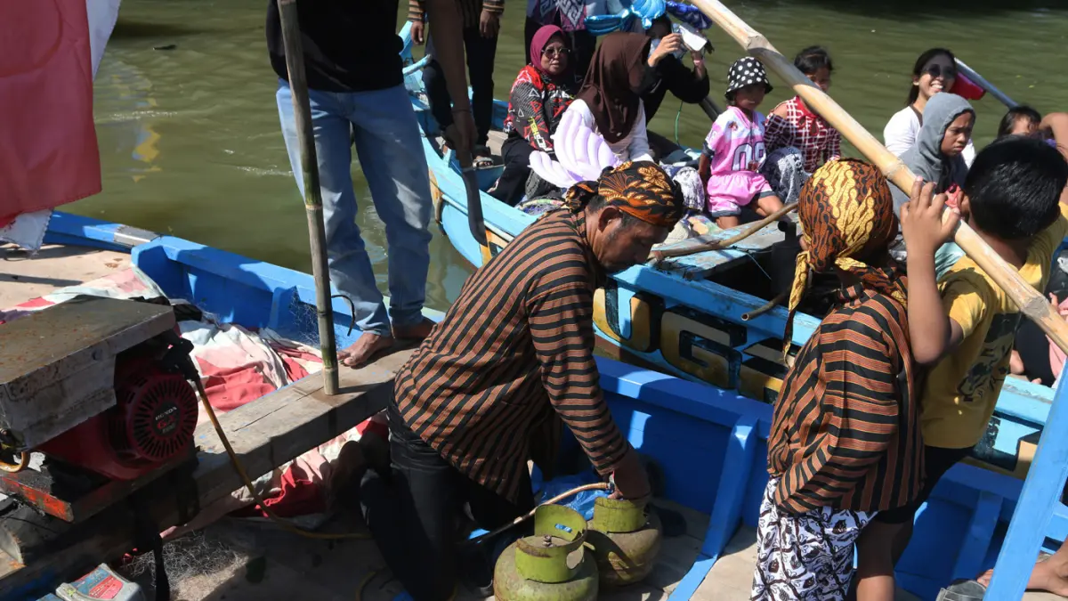Warga memasang LPG 3 Kilo Untuk Konversi mesin Perahu pada tradisi sedekah laut perairan Mangunharjo, Semarang, Jawa Tengah, Selasa (7/7/2026).