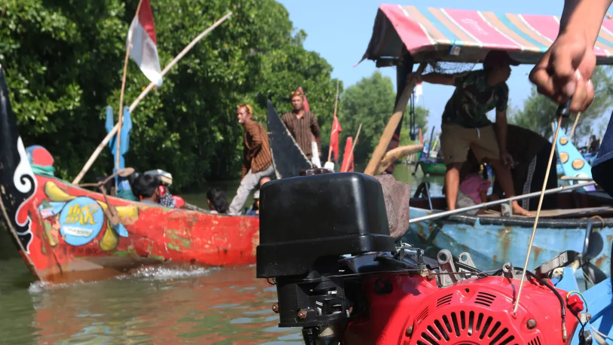 Warga menghidupkan mesin perahu dengan konversi LPG 3 Kilo untuk BBM pada tradisi sedekah laut perairan Mangunharjo, Semarang, Jawa Tengah, Selasa (7/7/2026)