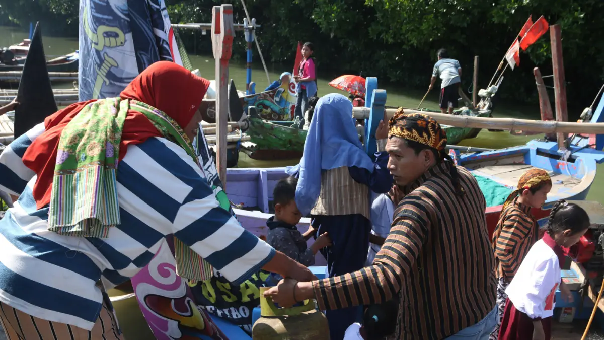 Warga persiapan dengan membawa LPG 3 Kilo Konversi mesin Perahu pada tradisi sedekah laut perairan Mangunharjo, Semarang, Jawa Tengah, Selasa (7/7/2026).
