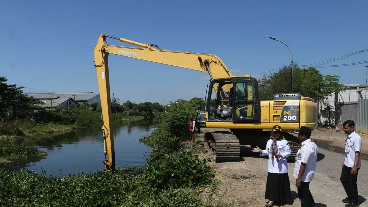 Camat Semarang Utara,Siwi Wahyuningsih dan Lurah Bandarharjo, Sayoko,Ke lokasi hamparan eceng gondok yang menutupi hampir seluruh permukaan Kali Baru di Kelurahan Bandarharjo, Kecamatan Semarang Utara,Jawa Tengah,Selasa (8/7/2026)