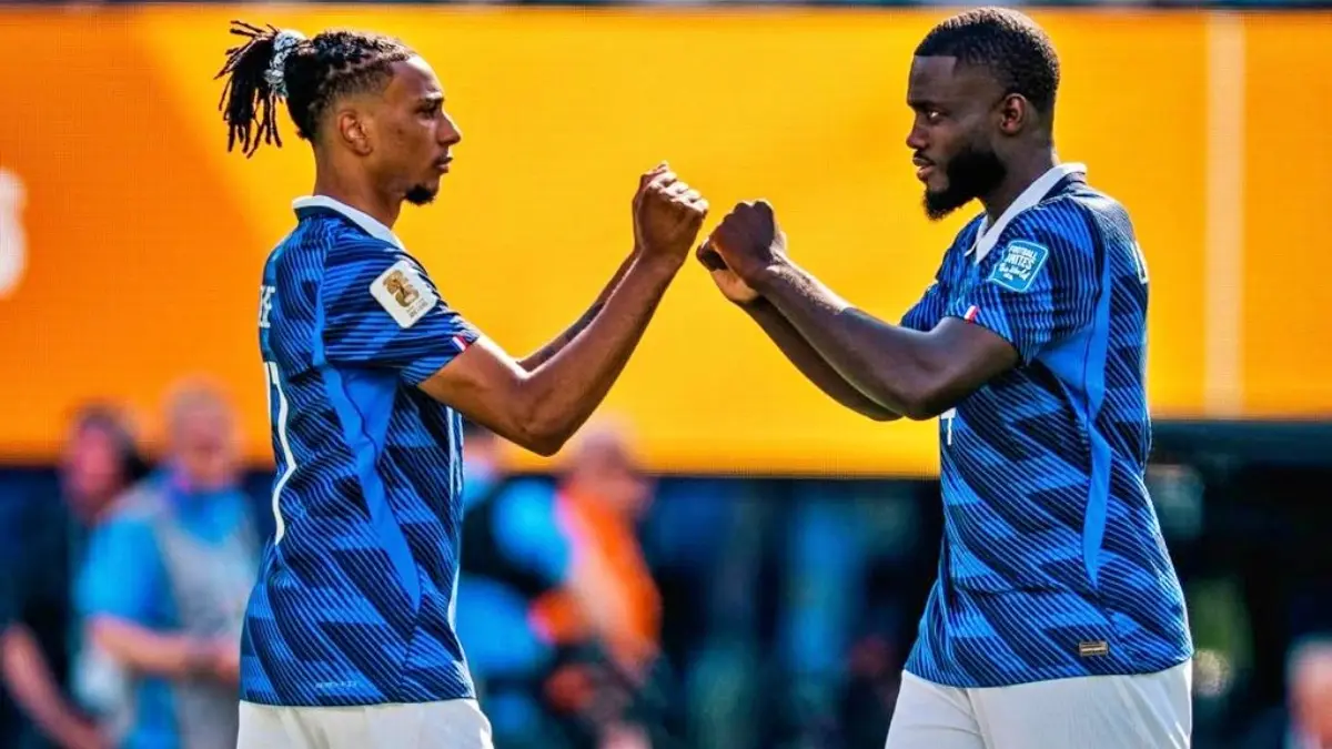 Michael Olise dan Dayot Upamecano membela Timnas Prancis. (Instagram/@upamecano) - Image
