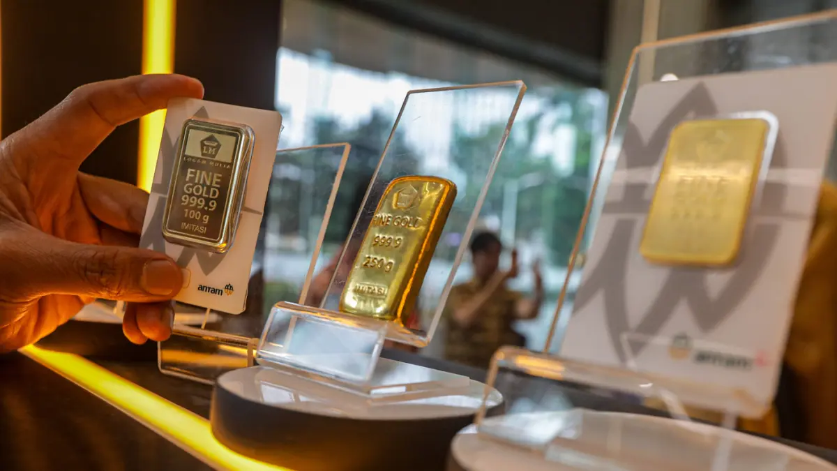 Pekerja menunjukan logam emas di Jakarta, Rabu (8/7/2026). (Salman Toyibi/Jawa Pos)