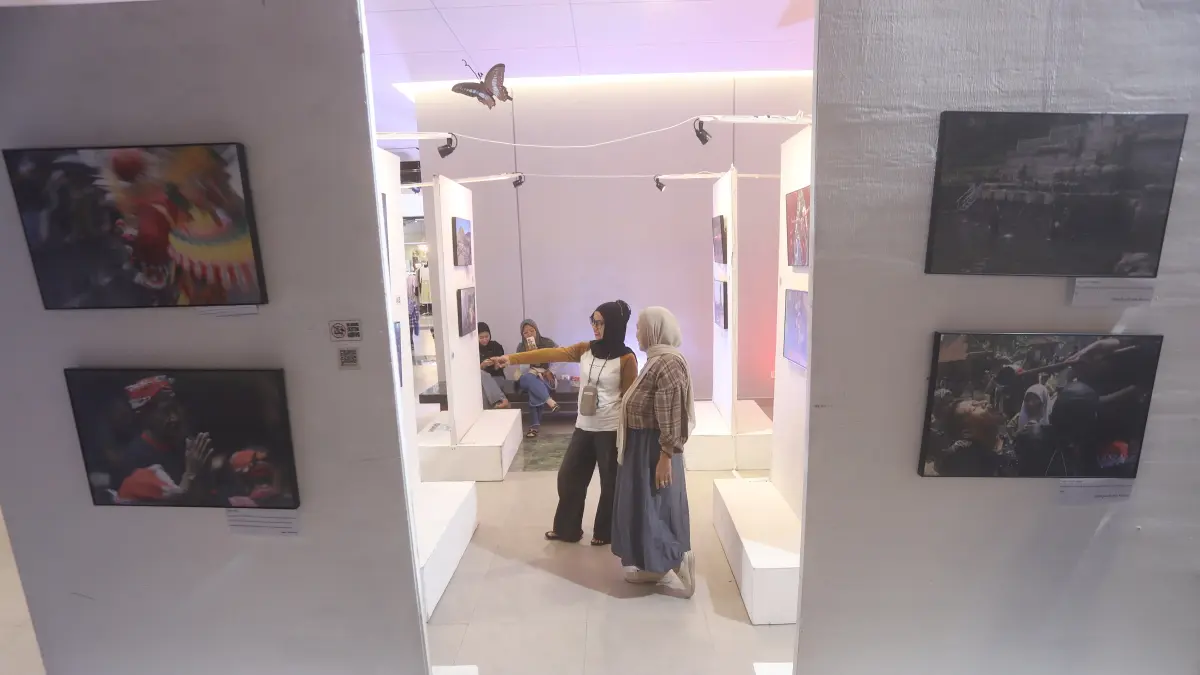 Pengunjung mengamati pameran seni rupa di Sunrise mall Kota Mojokerto Jawa Timur, Rabu (08/7/2026).