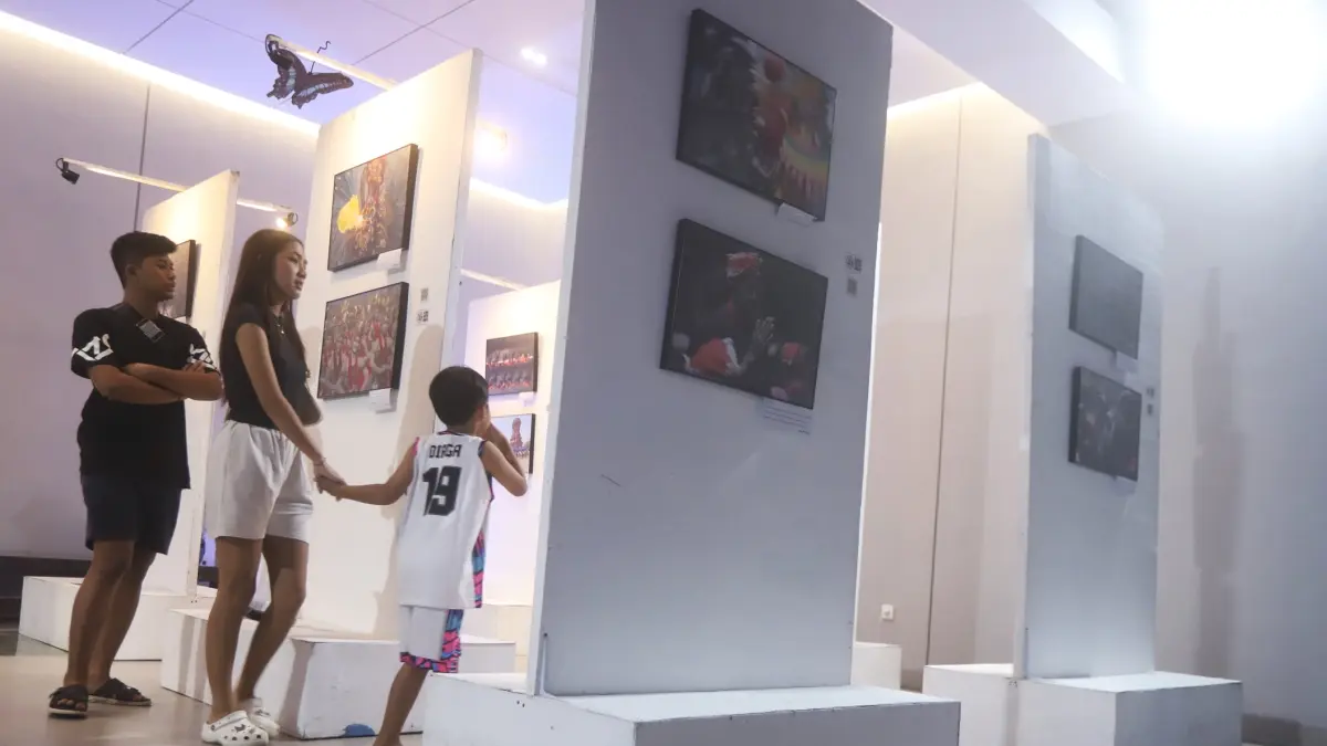 Pengunjung mengamati pameran seni rupa di Sunrise mall Kota Mojokerto Jawa Timur, Rabu (08/7/2026).