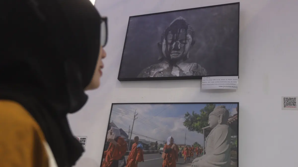 Pengunjung mengamati pameran seni rupa di Sunrise mall Kota Mojokerto Jawa Timur, Rabu (08/7/2026).