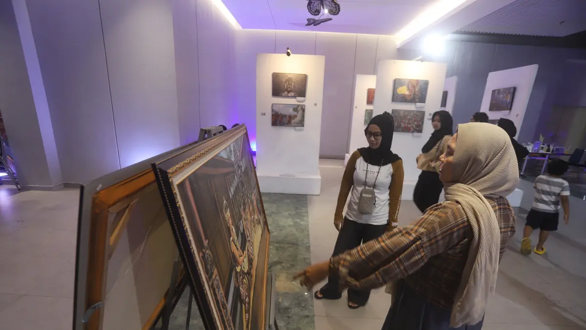 Pengunjung mengamati pameran seni rupa di Sunrise mall Kota Mojokerto Jawa Timur, Rabu (08/7/2026).