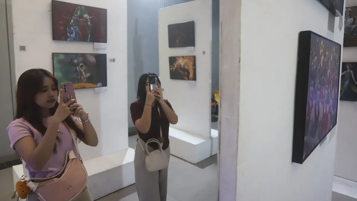 Pengunjung mengamati pameran seni rupa di Sunrise mall Kota Mojokerto Jawa Timur, Rabu (08/7/2026).