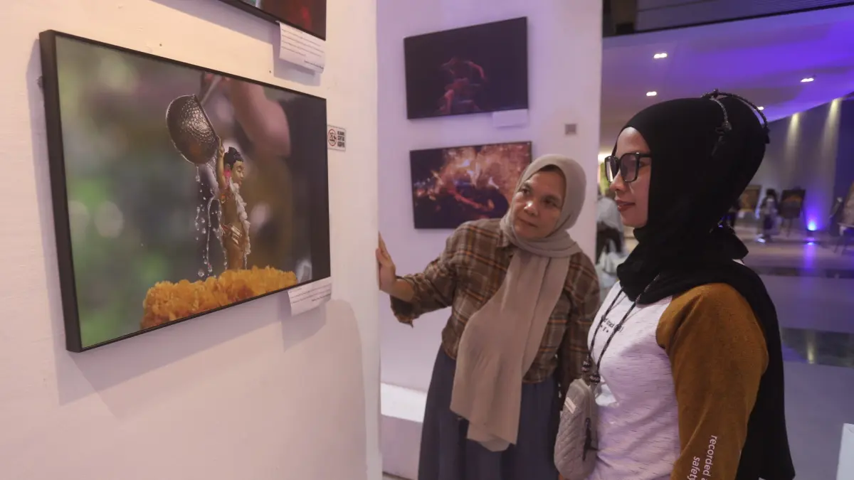 Pengunjung mengamati pameran seni rupa di Sunrise mall Kota Mojokerto Jawa Timur, Rabu (08/7/2026).