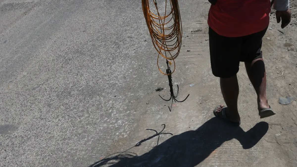 Petugas Dinas Pekerjaan Umum (DPU),Dengan Tali Jangkar untuk mengangkat hamparan eceng gondok yang menutupi hampir seluruh permukaan Kali Baru di Kelurahan Bandarharjo, Kecamatan Semarang Utara,Jawa Tengah,Selasa (8/7/2026)