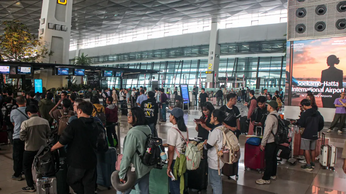 Sejumlah calon penumpang mengantri di counter check-in di Terminal 3, Bandara Soekarno-Hatta, Rabu (08/07/2026). (Hanung Hambara/Jawa Pos)