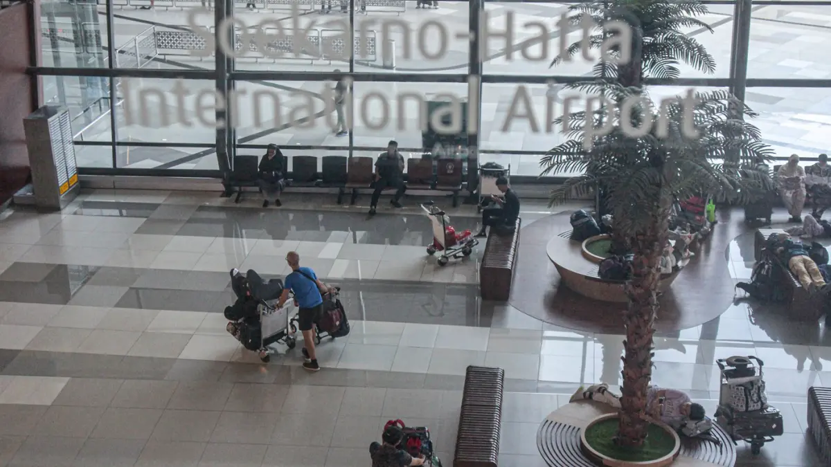 Sejumlah calon penumpang mengantri di counter check-in di Terminal 3, Bandara Soekarno-Hatta, Rabu (08/07/2026). (Hanung Hambara/Jawa Pos)