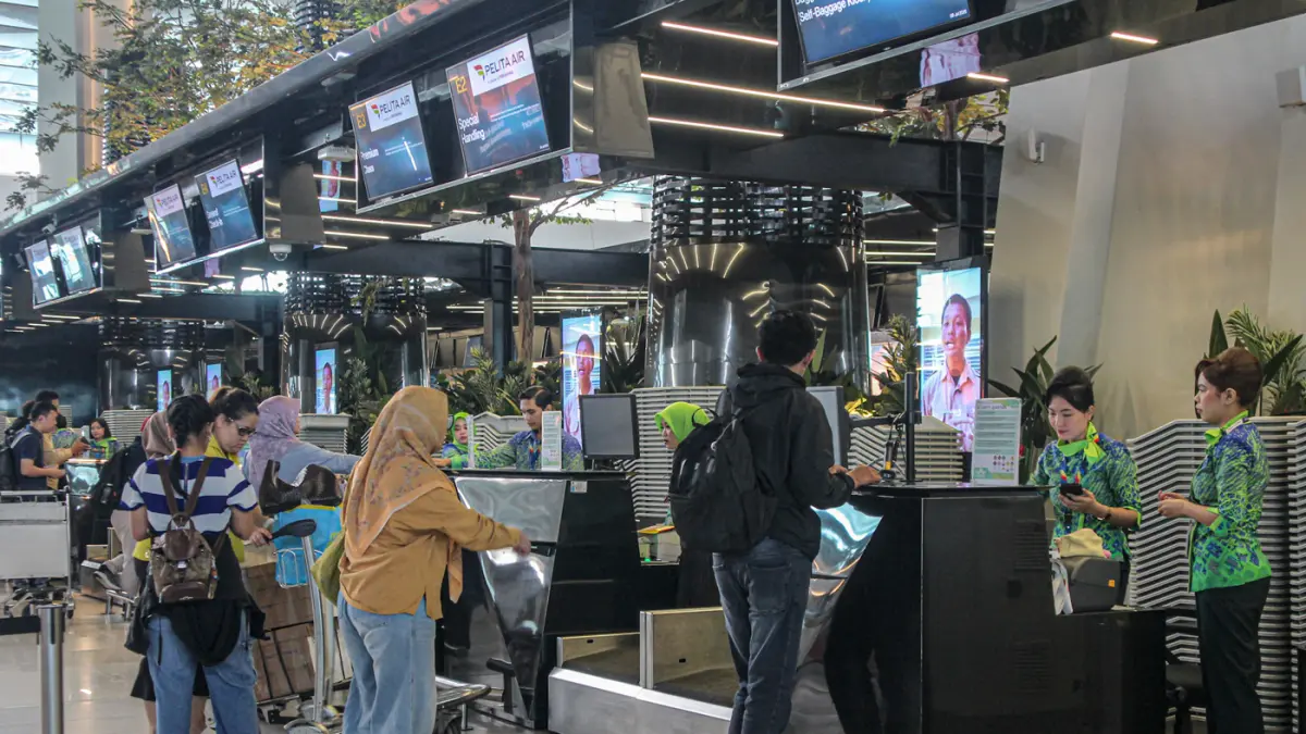 Sejumlah calon penumpang mengantri di counter check-in di Terminal 3, Bandara Soekarno-Hatta, Rabu (08/07/2026). (Hanung Hambara/Jawa Pos)
