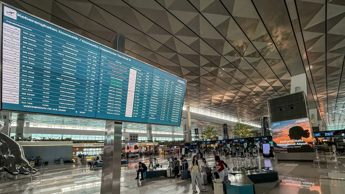 Sejumlah calon penumpang mengantri di counter check-in di Terminal 3, Bandara Soekarno-Hatta, Rabu (08/07/2026). (Hanung Hambara/Jawa Pos)