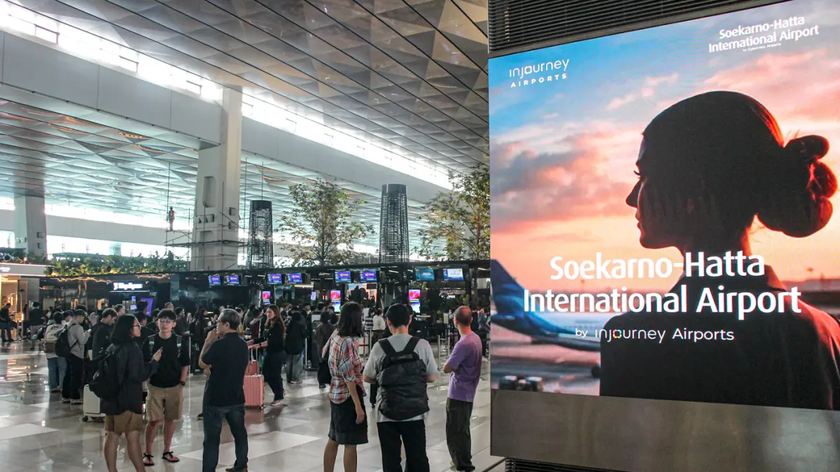 Sejumlah calon penumpang mengantri di counter check-in di Terminal 3, Bandara Soekarno-Hatta, Rabu (08/07/2026). (Hanung Hambara/Jawa Pos)