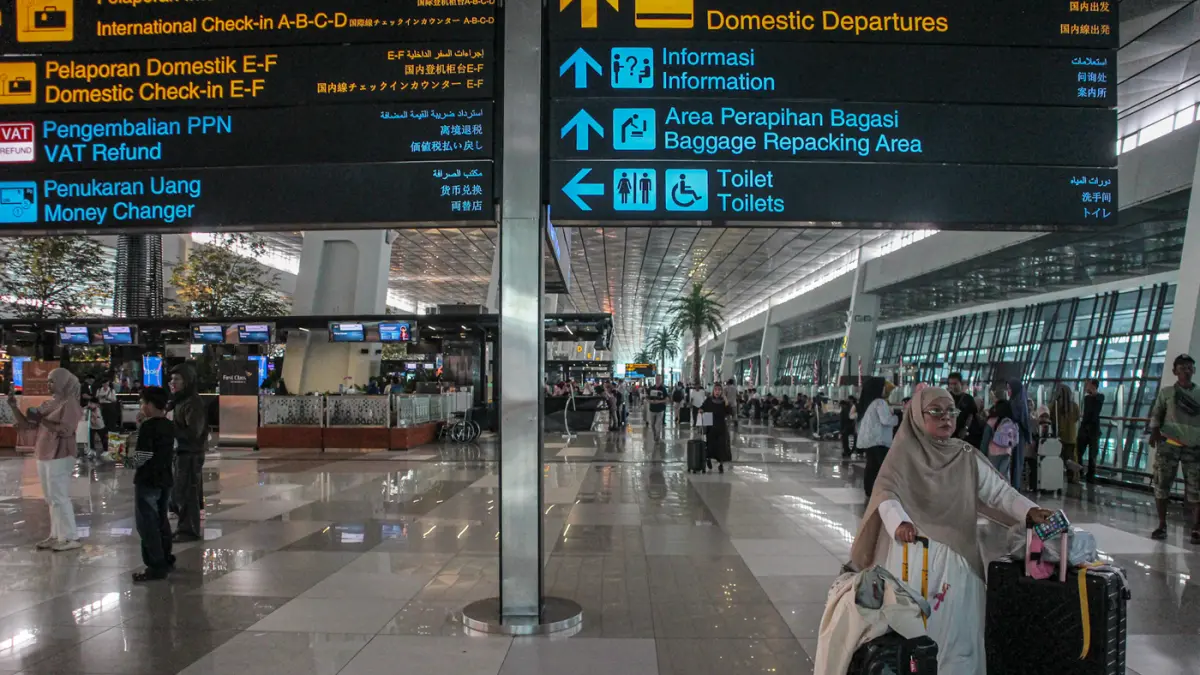 Sejumlah calon penumpang mengantri di counter check-in di Terminal 3, Bandara Soekarno-Hatta, Rabu (08/07/2026). (Hanung Hambara/Jawa Pos)