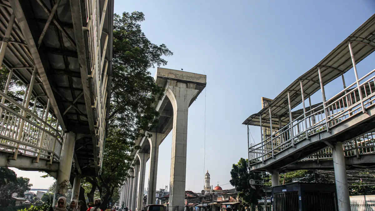 Sejumlah pekerja beraktifitas di lokasi proyek LRT Jakarta di Manggarai, Jakarta, Rabu (08/07/2026). (Hanung Hambara/Jawa Pos)