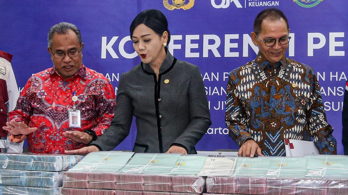 Ketua Dewan Komisioner OJK (tengah) Friderica Widyasari Dewi bersama Kepala Departemen DPJK OJK Feriansyah (kiri) dan Kepala Eksekutif Pengawas Perasuransian, Penjaminan dan Dana Pensiun OJK Ogi Prastomiyono saat konferensi pers pengungkapan hasil penyita