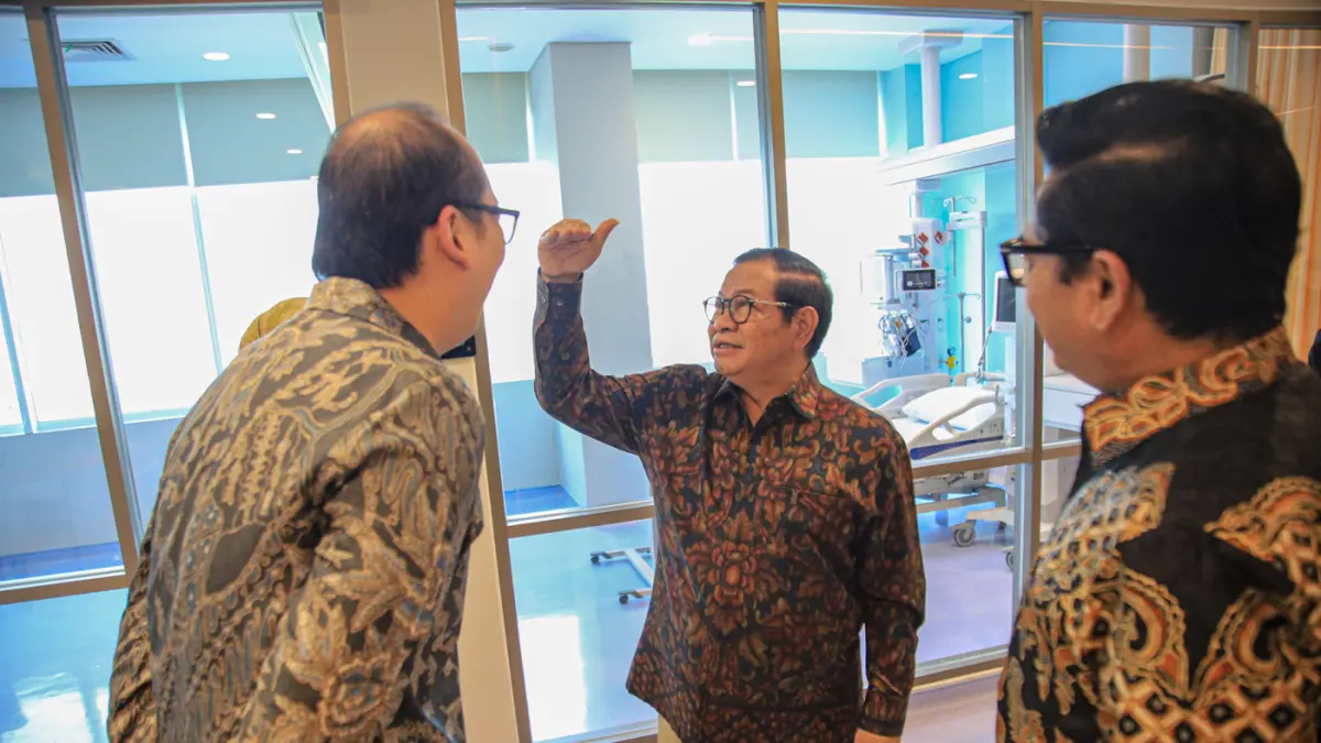 Gubernur DKI Jakarta Pramono Anung (tengah) bersama President Commissioner Mayapada Healthcare Jonathan Tahir (kiri), dan Komisaris Independen PT. Sejahteraraya Anugrahjaya Marsekal TNI (Purn) Hadi Tjahjanto (kanan) melihat fasilitas rumah sakit usai pere