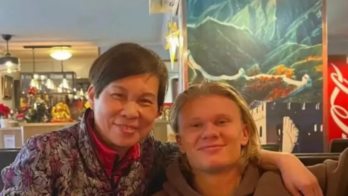 Erling Haaland di restoran Chinese Food favoritnya. (Istimewa) - Image