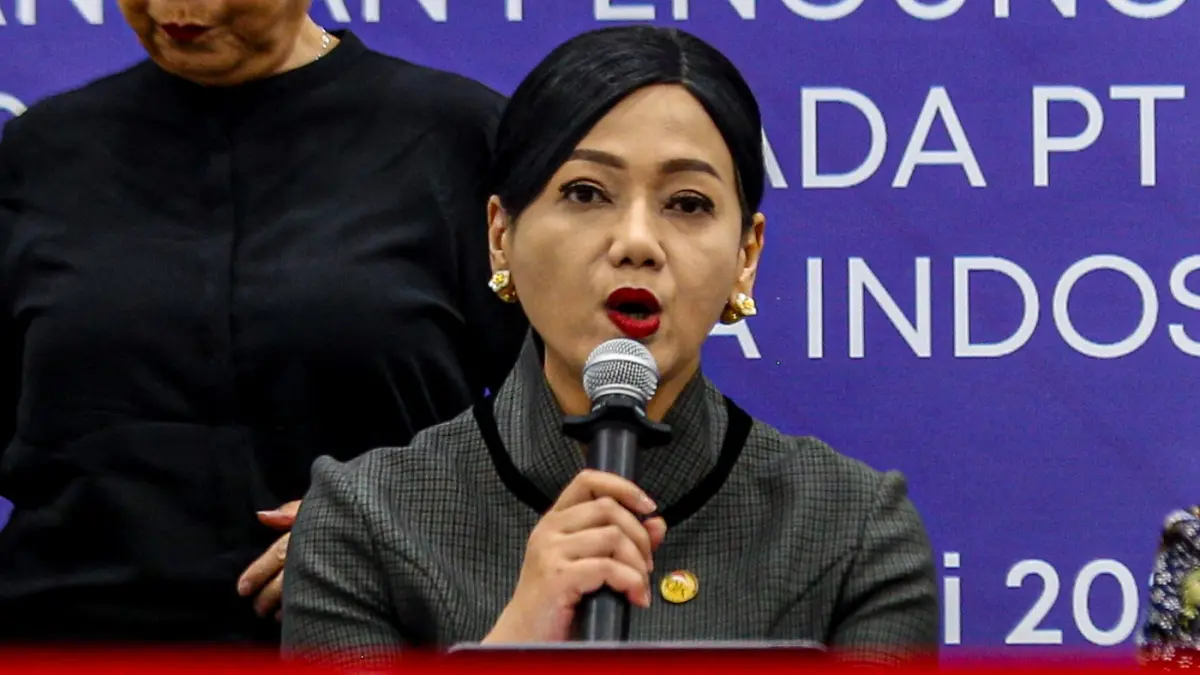Ketua Dewan Komisioner OJK (tengah) Friderica Widyasari Dewi saat konferensi pers pengungkapan hasil penyitaan aset tindak pidana perasuransian PT Jiwa Prolife Indonesia, di Gedung OJK, Jakarta, Kamis (9/7/2026). (Salman Toyibi/Jawa Pos)