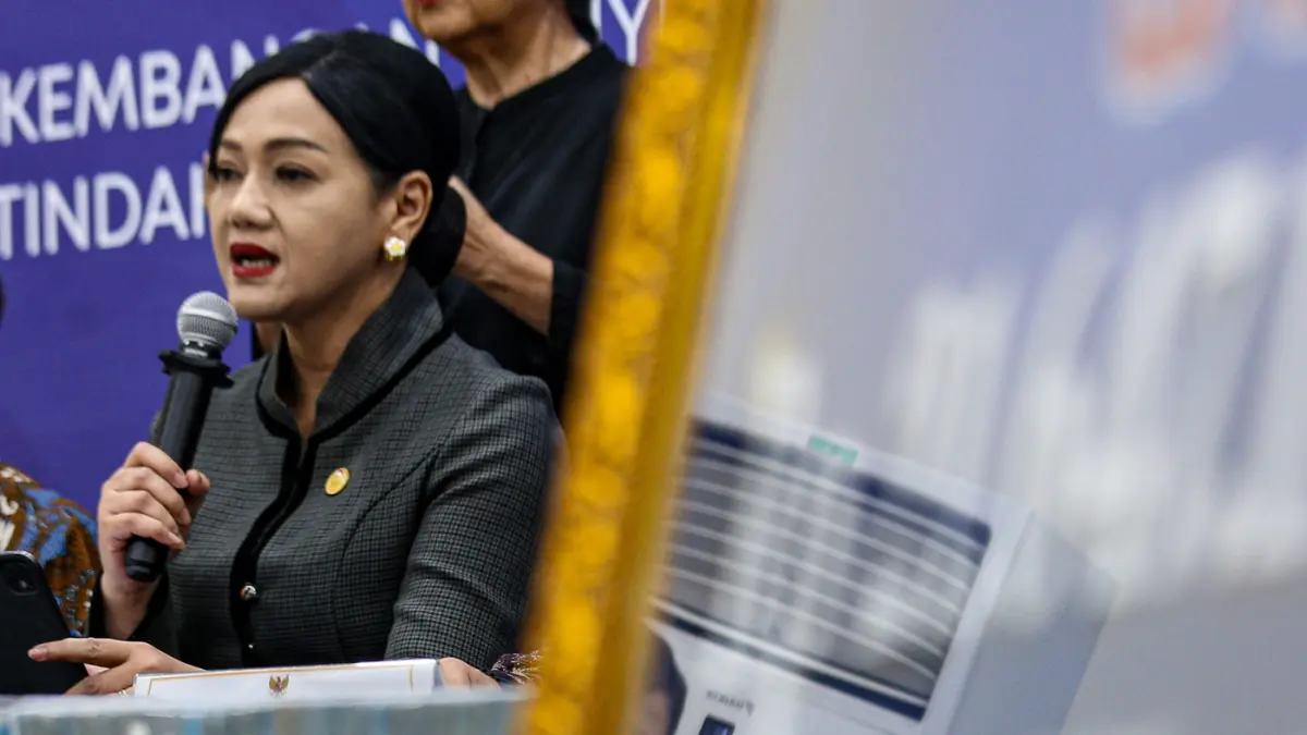 Ketua Dewan Komisioner OJK (tengah) Friderica Widyasari Dewi saat konferensi pers pengungkapan hasil penyitaan aset tindak pidana perasuransian PT Jiwa Prolife Indonesia, di Gedung OJK, Jakarta, Kamis (9/7/2026). (Salman Toyibi/Jawa Pos)