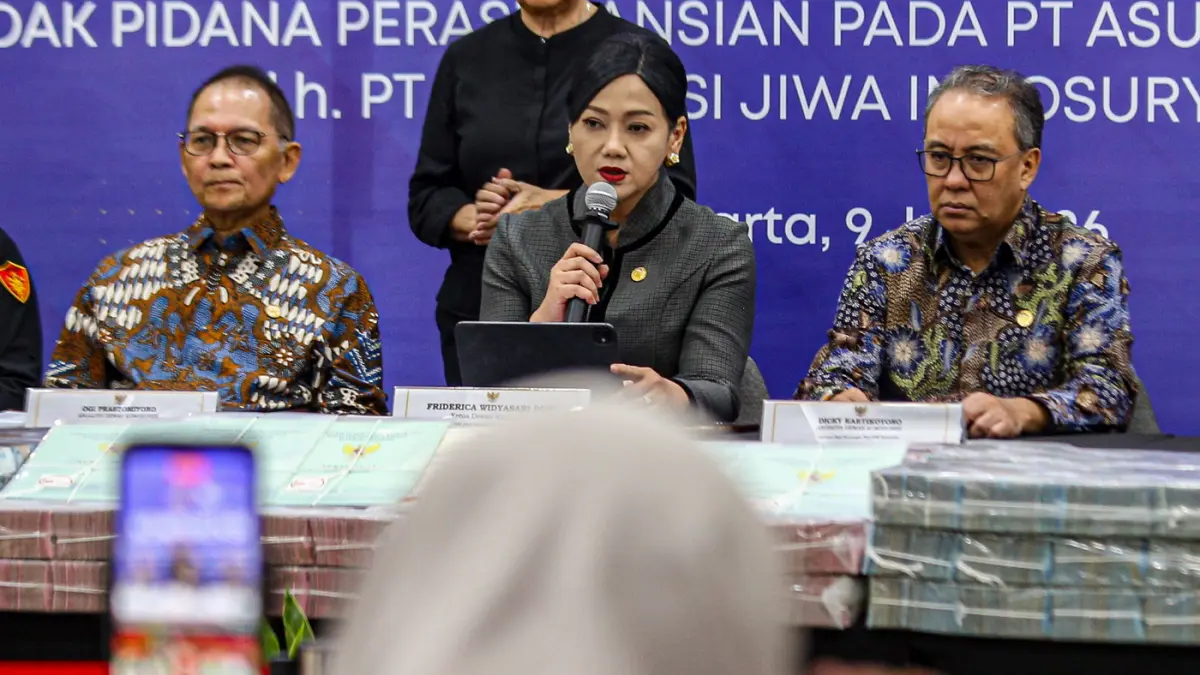 Ketua Dewan Komisioner OJK (tengah) Friderica Widyasari Dewi bersama Kepala Eksekutif Pengawas Perasuransian, Penjaminan dan Dana Pensiun OJK Ogi Prastomiyono (kiri) dan Kepala Eksekutif Pengawas Perilaku Pelaku Usaha Jasa Keuangan, Edukasi dan Pelindunga