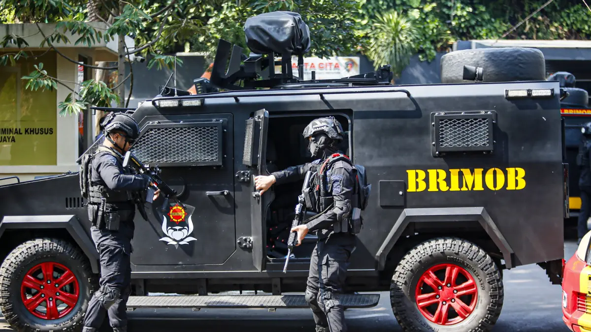 Petugas berjaga di depan Direktorat Reserse Kriminal Khusus (Ditreskrimsus) Polda Metro Jaya, Jakarta, Kamis (9/7/2026). (Salman Toyibi/Jawa Pos)