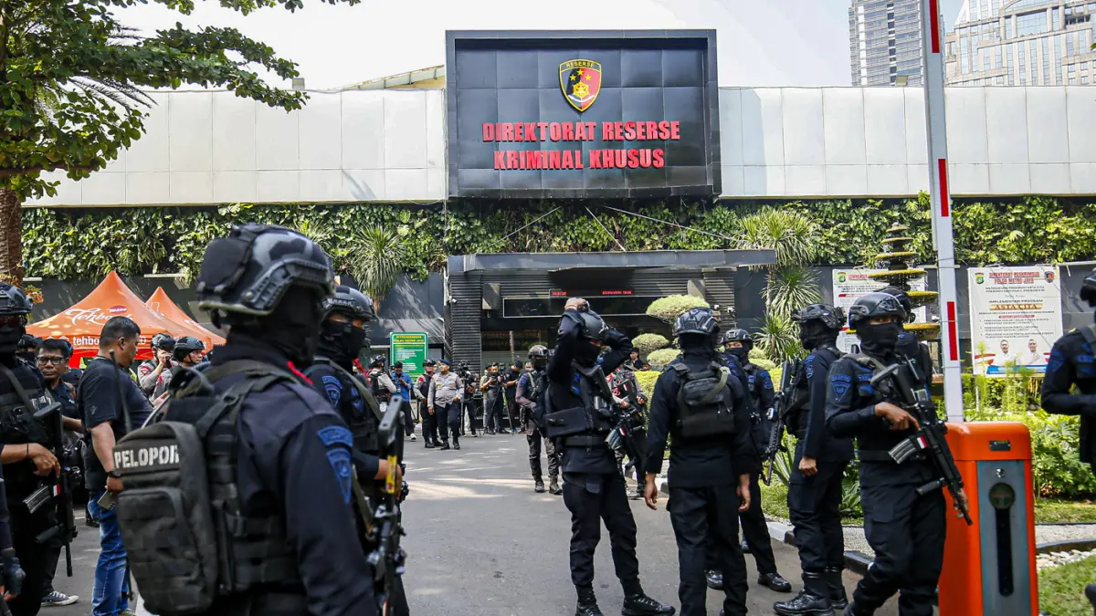 Petugas berjaga di depan Direktorat Reserse Kriminal Khusus (Ditreskrimsus) Polda Metro Jaya, Jakarta, Kamis (9/7/2026). (Salman Toyibi/Jawa Pos)