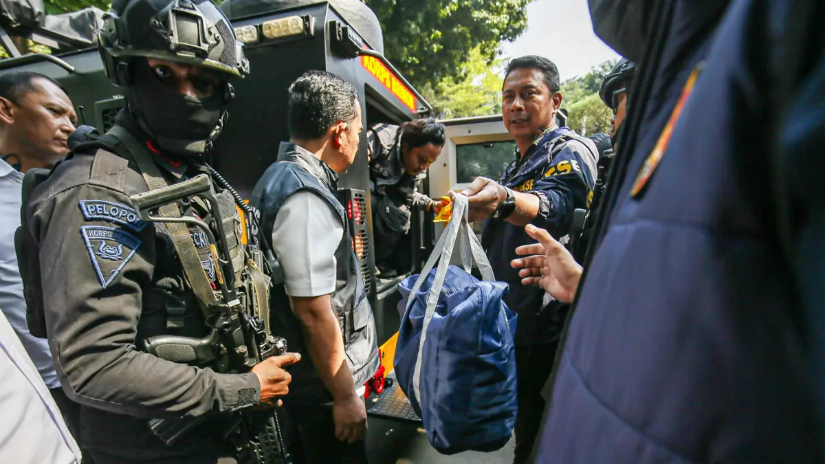 Petugas mengeluarkan barang bukti sitaan dari kendaraan taktis (rantis) setibanya di Direktorat Reserse Kriminal Khusus (Ditreskrimsus) Polda Metro Jaya, Jakarta, Kamis (9/7/2026). (Salman Toyibi/Jawa Pos)