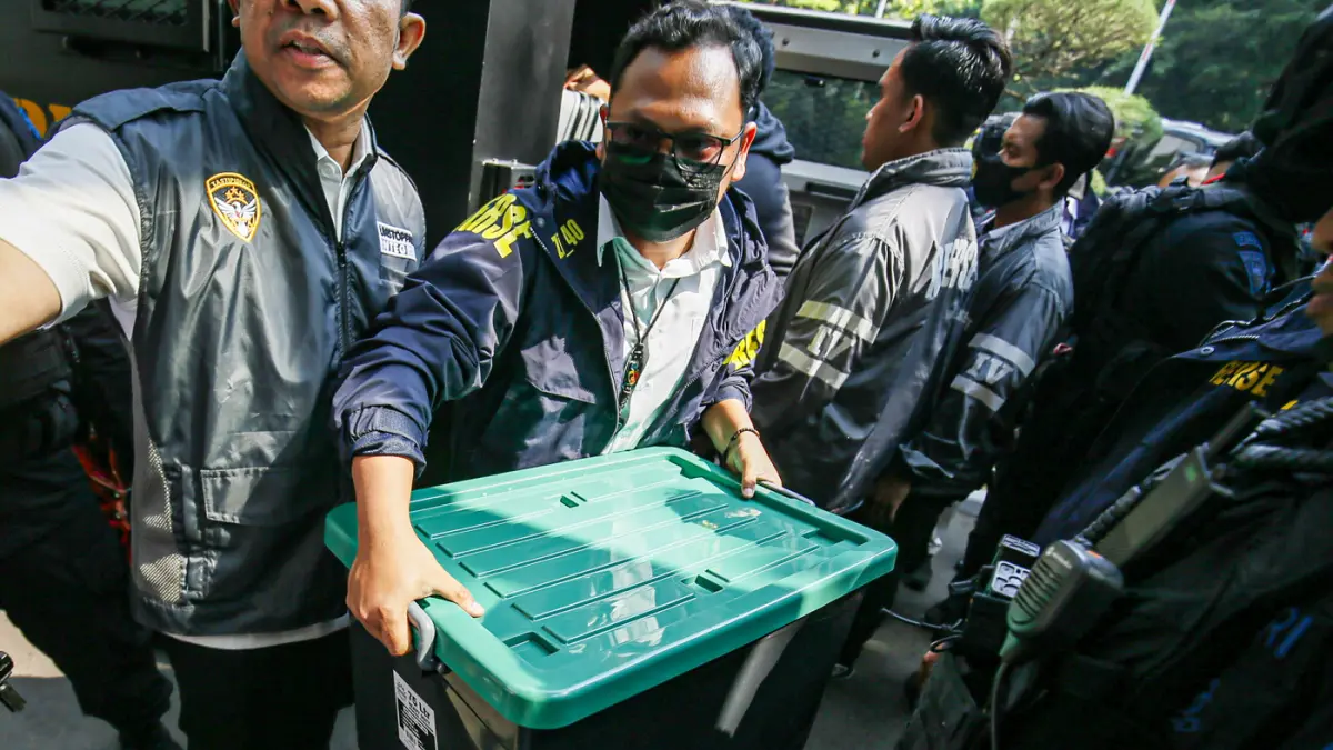 Petugas mengeluarkan barang bukti sitaan dari kendaraan taktis (rantis) setibanya di Direktorat Reserse Kriminal Khusus (Ditreskrimsus) Polda Metro Jaya, Jakarta, Kamis (9/7/2026). (Salman Toyibi/Jawa Pos)