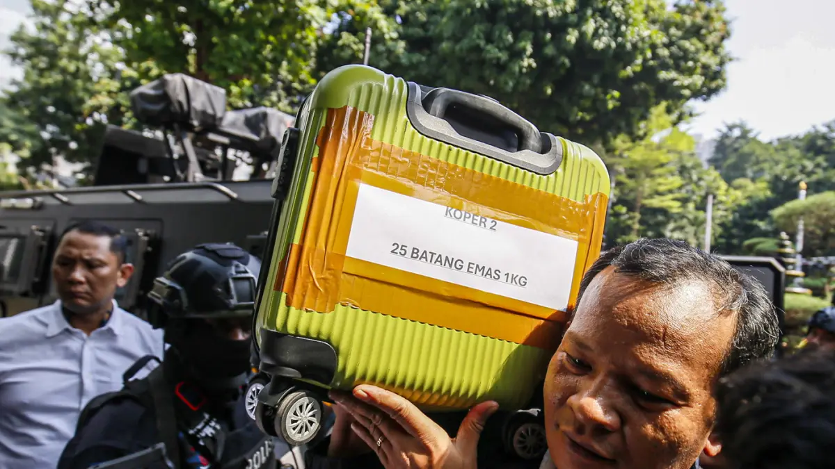 Petugas mengeluarkan barang bukti sitaan dari kendaraan taktis (rantis) setibanya di Direktorat Reserse Kriminal Khusus (Ditreskrimsus) Polda Metro Jaya, Jakarta, Kamis (9/7/2026). (Salman Toyibi/Jawa Pos)