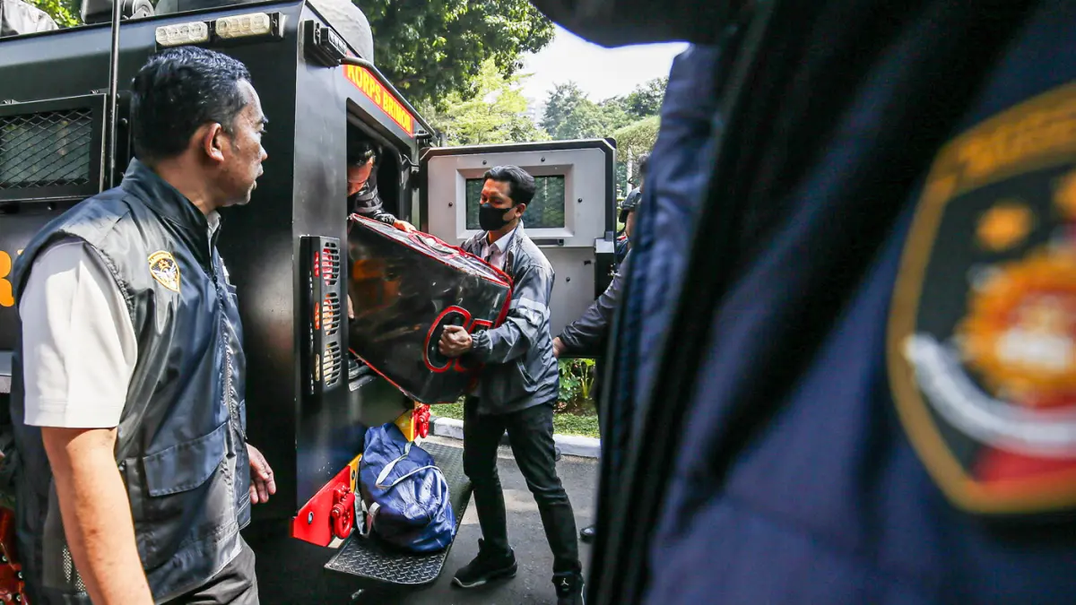 Petugas mengeluarkan barang bukti sitaan dari kendaraan taktis (rantis) setibanya di Direktorat Reserse Kriminal Khusus (Ditreskrimsus) Polda Metro Jaya, Jakarta, Kamis (9/7/2026). (Salman Toyibi/Jawa Pos)