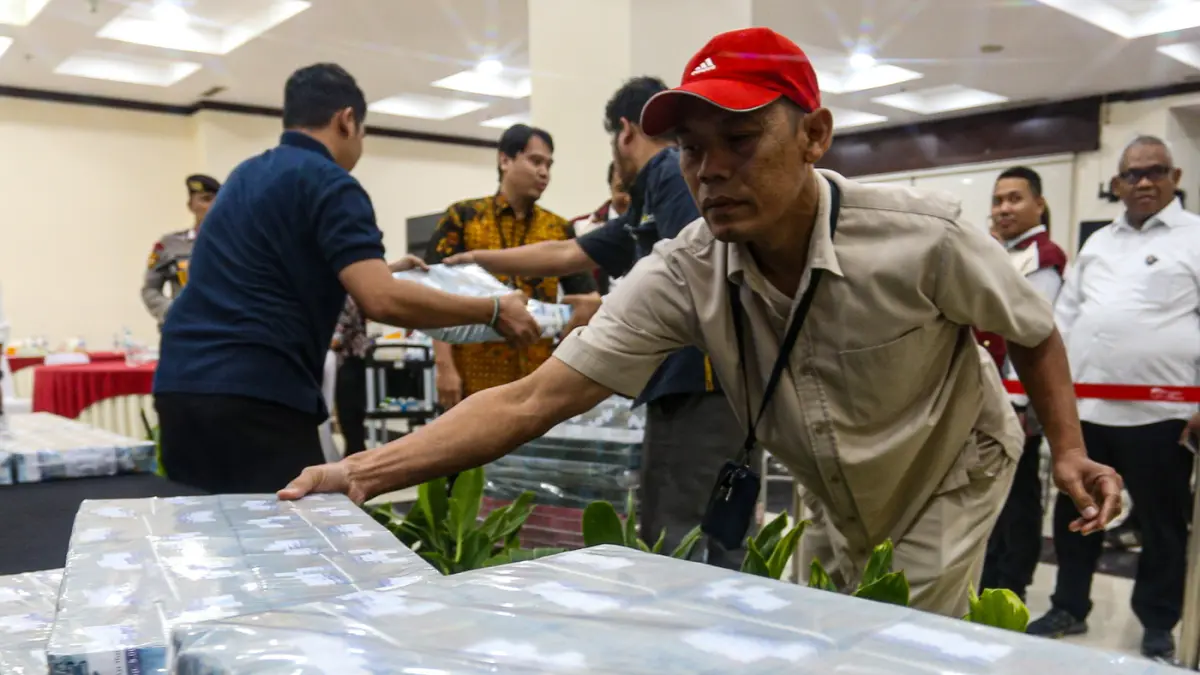 Petugas merapihkan barang bukti hasil penyitaan aset tindak pidana perasuransian PT Jiwa Prolife Indonesia, di Gedung OJK, Jakarta, Kamis (9/7/2026). (Salman Toyibi/Jawa Pos)