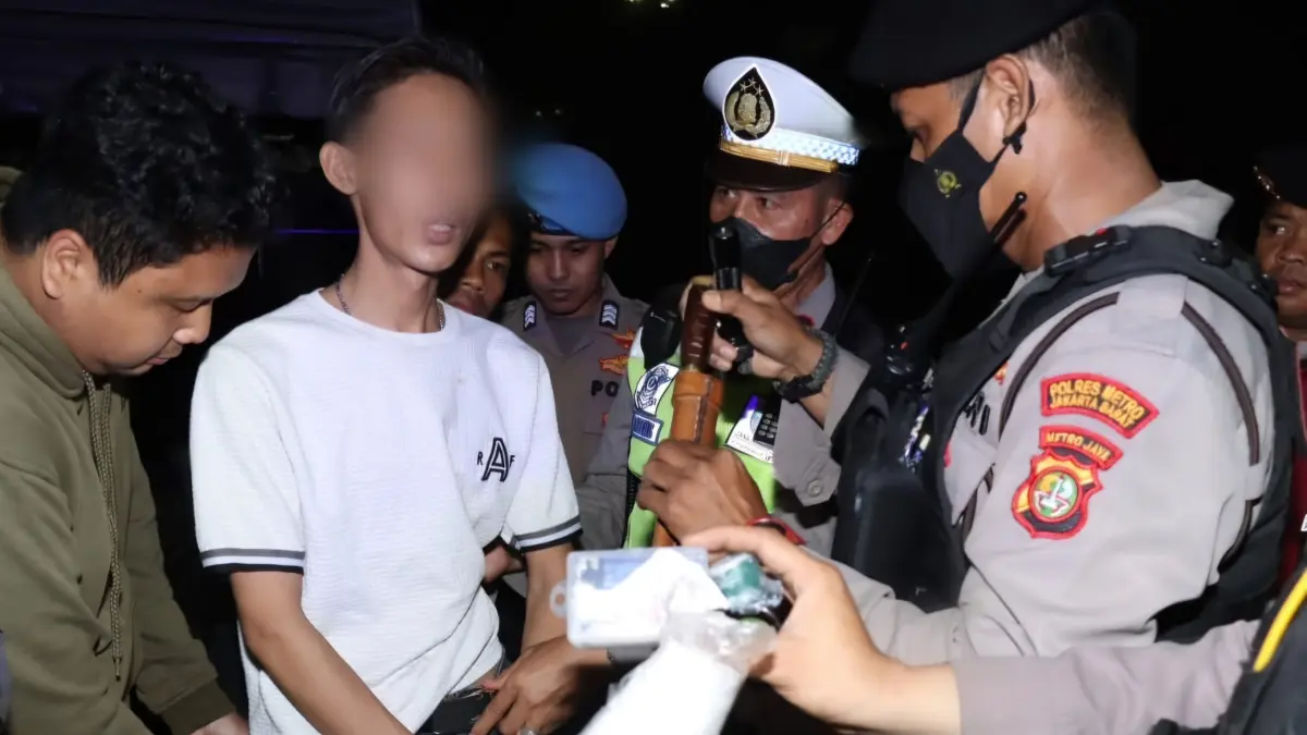 Polres Metro Jakarta Barat mengamankan dua orang terduga penyalahguna narkotika dalam operasi patroli mobile dan razia stasioner, Jumat (10/7) dini hari. (Istimewa) - Image