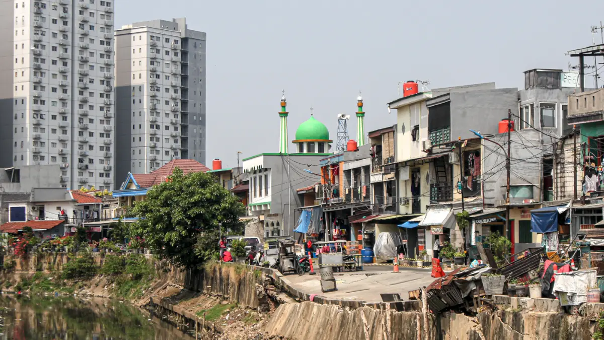 Sejumlah warga melintas di jalan Cinta yang ambles di Pulo Gadung, Jakarta, Kamis (09/07/2026). (Hanung Hambara/Jawa Pos)