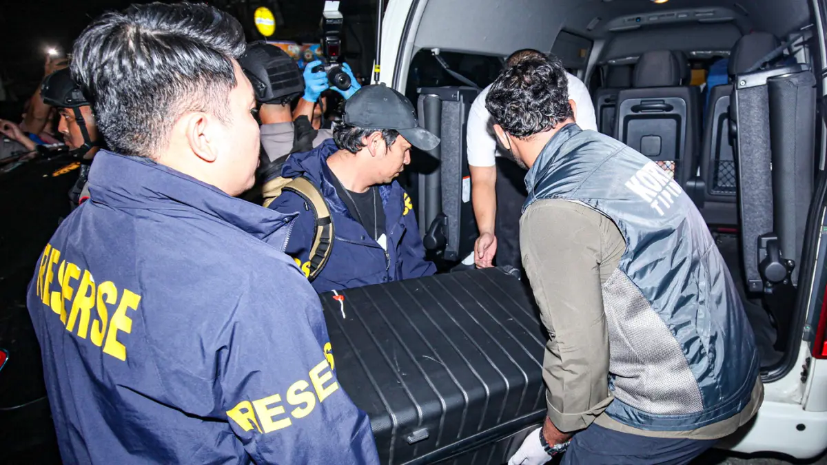 Tim gabungan Polri membawa barang bukti usai menggeledah salah satu kafe di kawasan Cipete, Jakarta, Rabu (8/7/2026). (Salman Toyibi/Jawa Pos)