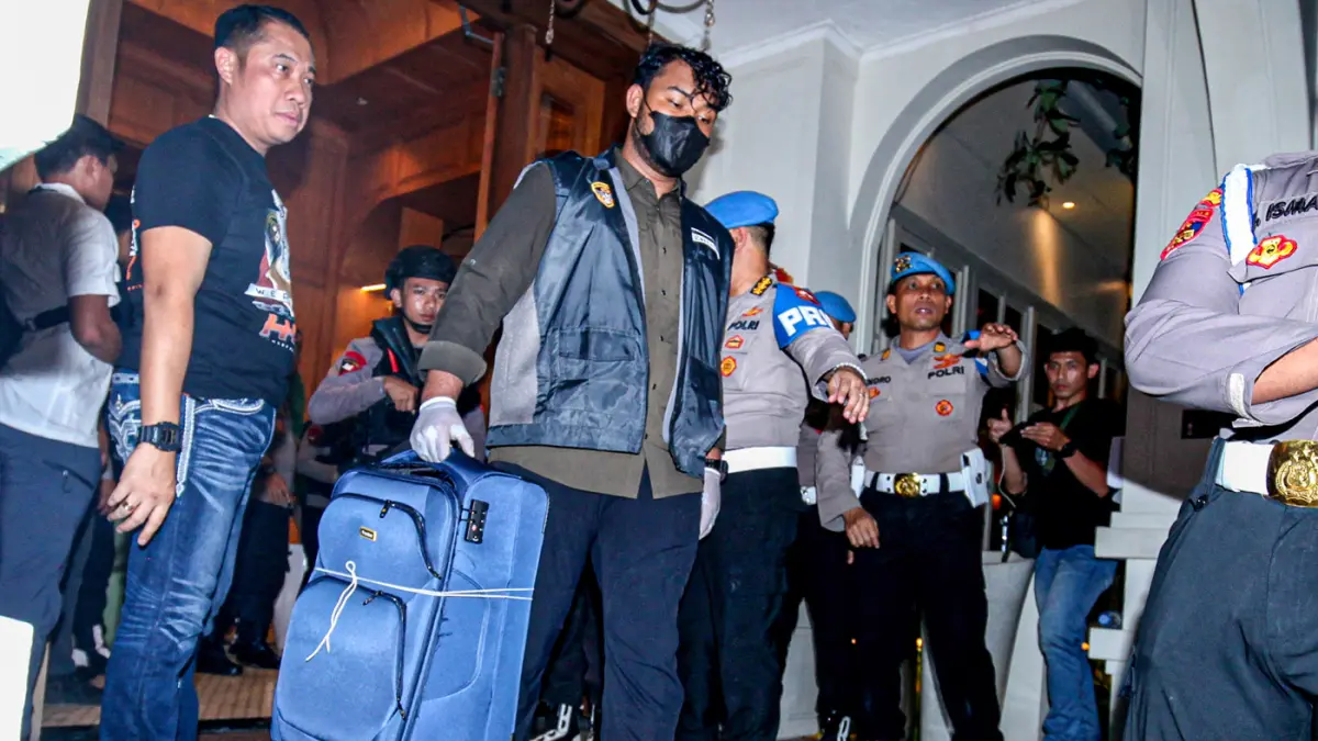 Tim gabungan Polri membawa barang bukti usai menggeledah salah satu kafe di kawasan Cipete, Jakarta, Rabu (8/7/2026). (Salman Toyibi/Jawa Pos)