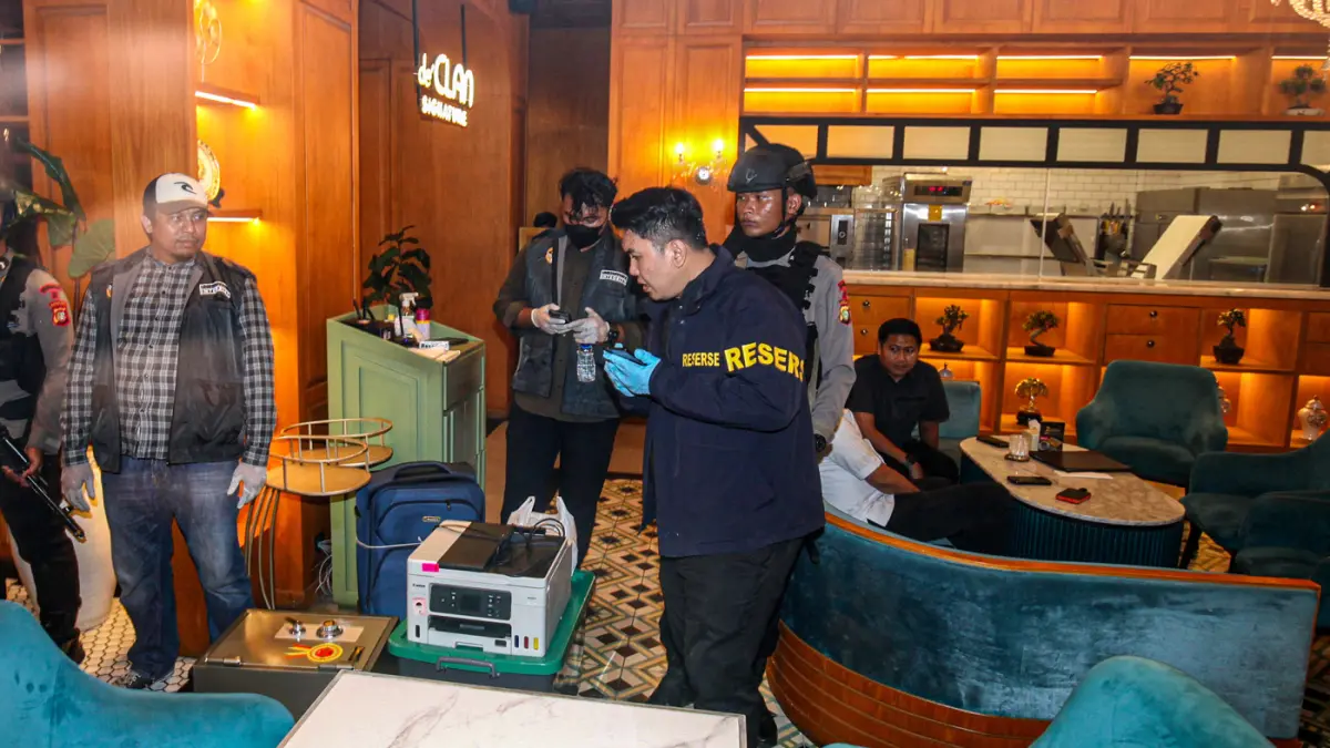 Tim gabungan Polri membawa barang bukti usai menggeledah salah satu kafe di kawasan Cipete, Jakarta, Rabu (8/7/2026). (Salman Toyibi/Jawa Pos)
