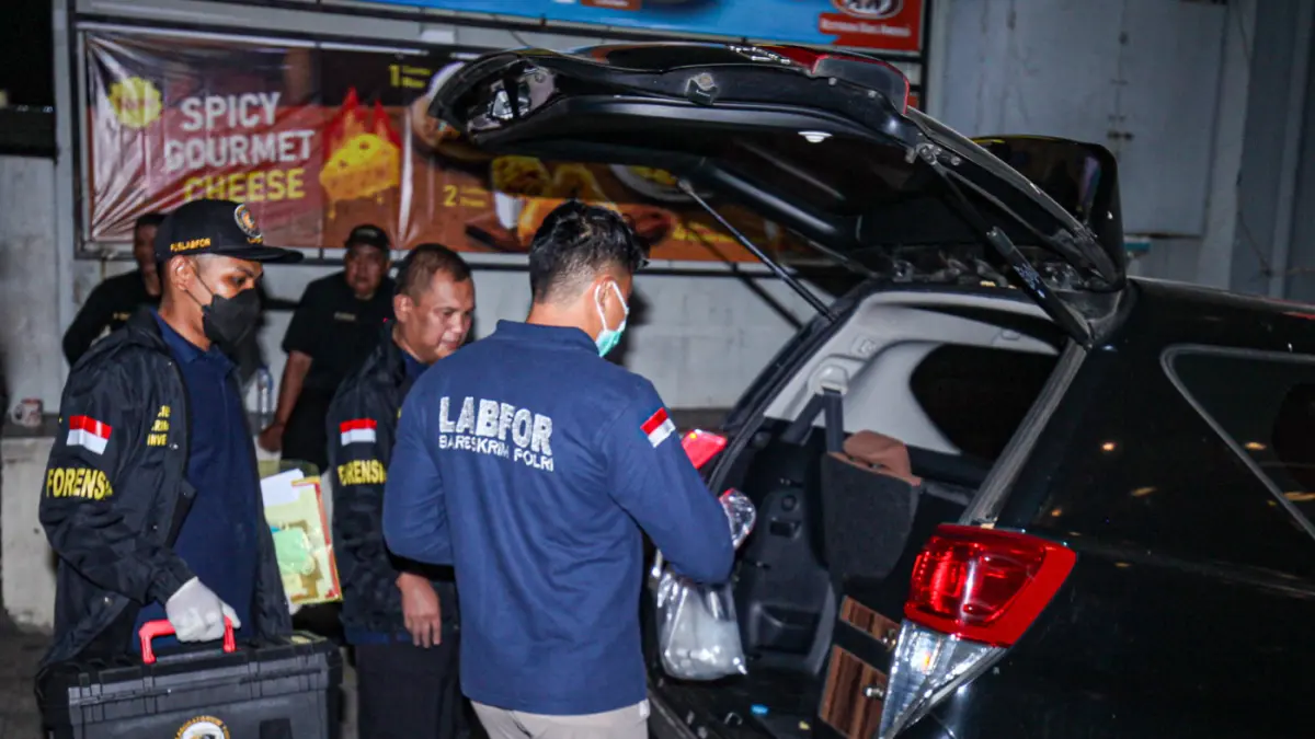 Tim gabungan Polri membawa barang bukti usai menggeledah salah satu kafe di kawasan Cipete, Jakarta, Rabu (8/7/2026). (Salman Toyibi/Jawa Pos)