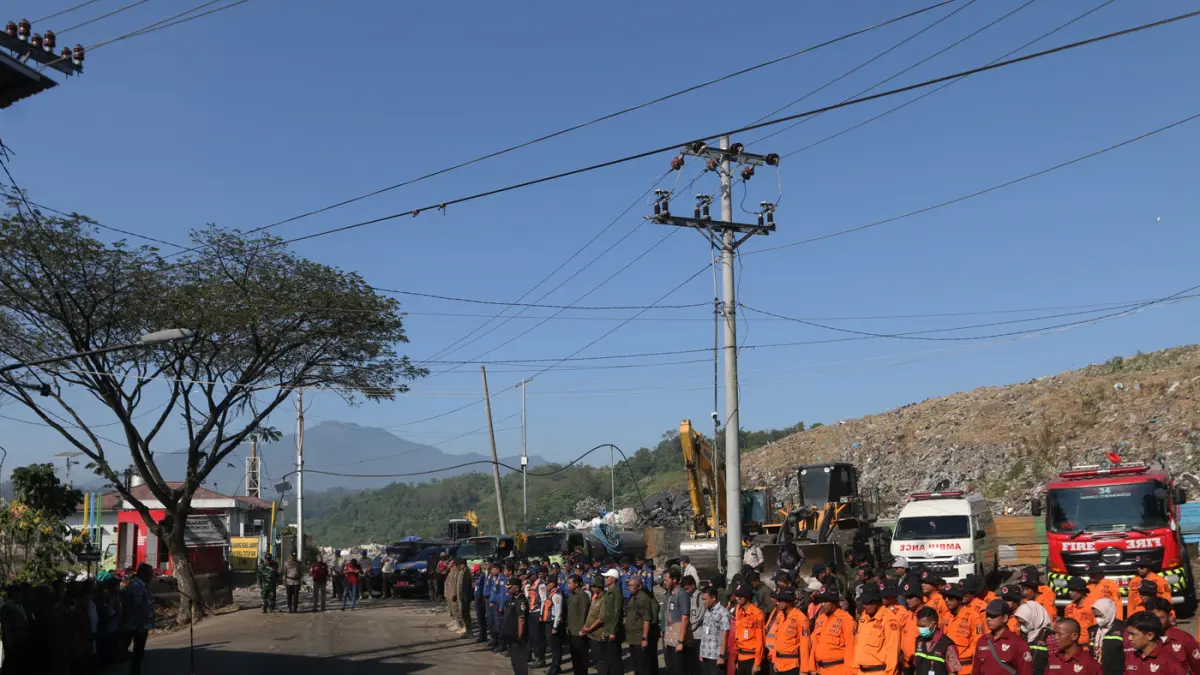 Petugas pemadam kebakaran menyiramkan air ke arah sampah saat simulasi pengendalian gas metana dalam apel kesiapsiagaan dan antisipasi bencana kebakaran di Tempat Pemrosesan Akhir (TPA) Jatibarang, Semarang, Jawa Tengah, Kamis (9/7/2026). (Nur Chamim/Jawa