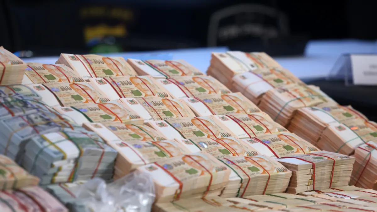 Barang bukti emas dan sejumlah uang saat ditampilkan pada konferensi pers di Polda Metro Jaya, Jakarta, Jumat (10/7/2026). (Dery Ridwansah/ JawaPos.com)