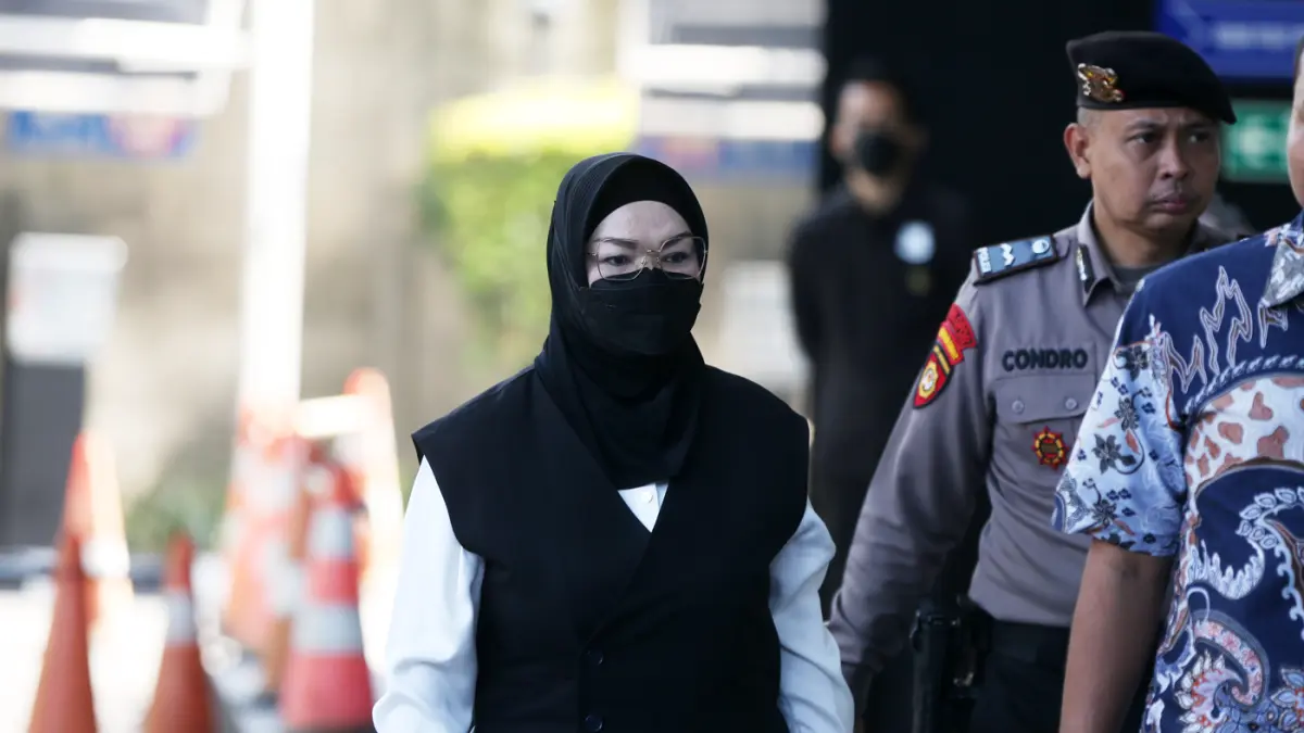 Bupati Sukoharjo Etik Suryani dikawal petugas saat tiba untuk menjalani pemeriksaan di Gedung Merah Putih KPK, Jakarta, Jumat (10/7/2026). (Dery Ridwansah/ JawaPos.com)