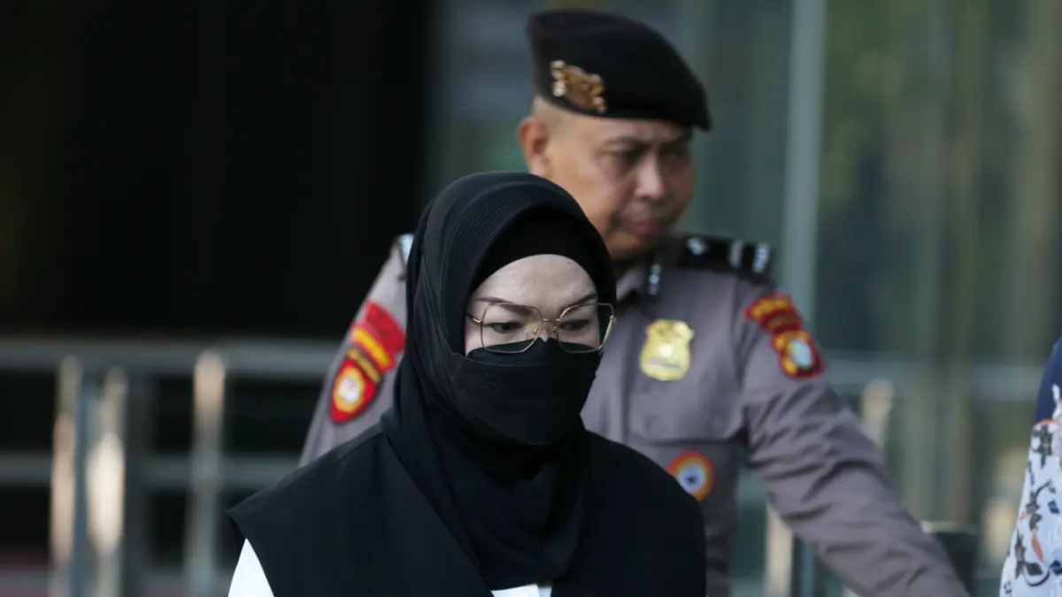 Bupati Sukoharjo Etik Suryani dikawal petugas saat tiba untuk menjalani pemeriksaan di Gedung Merah Putih KPK, Jakarta, Jumat (10/7/2026). (Dery Ridwansah/ JawaPos.com)